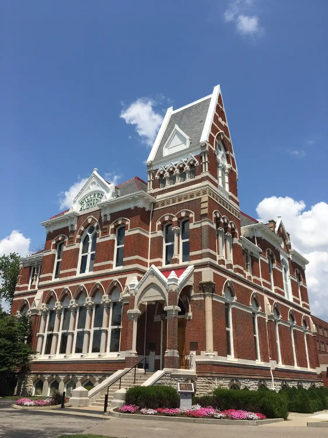 Hotel dekat Willard Library