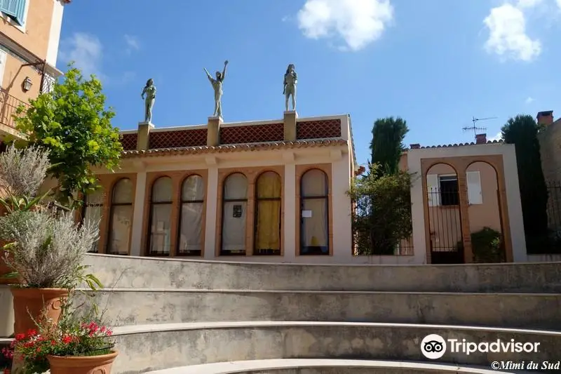 Public Library De Cassis