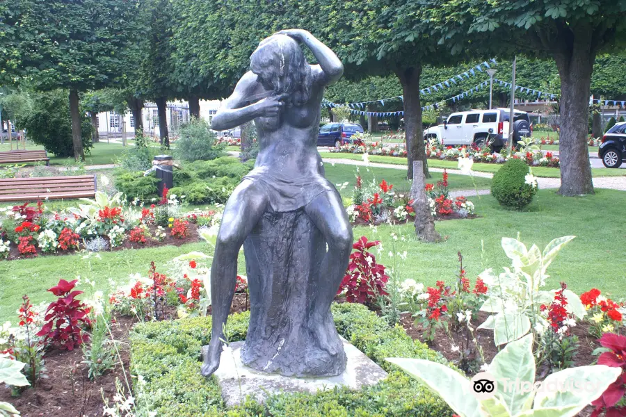 Statue Lucile se Coiffant