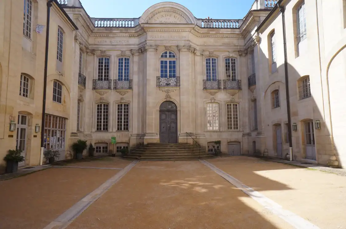 Hotels near Hôtel de Senecé