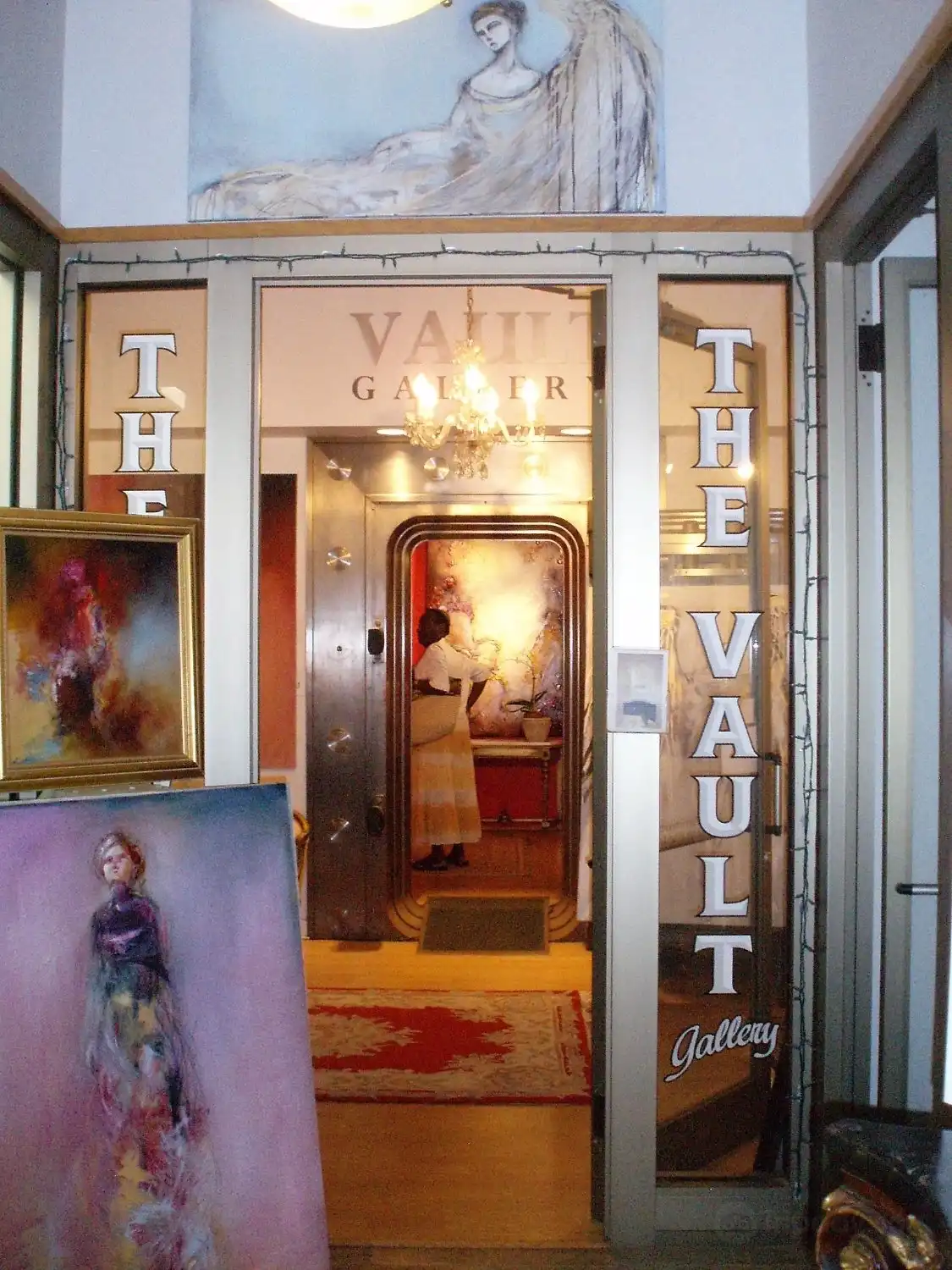 Hotels near Vault Gallery