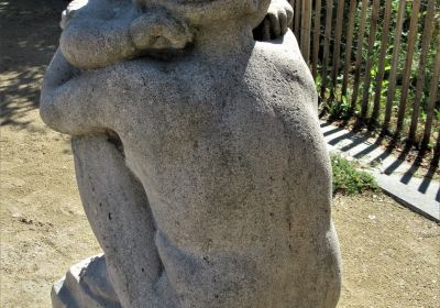 Statue representant une mere et son enfant