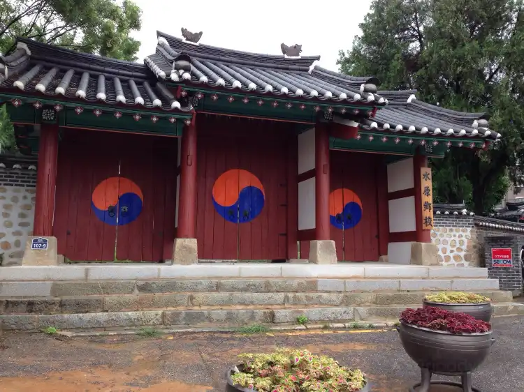 Hotels near Suwonhyanggyo Confucian School