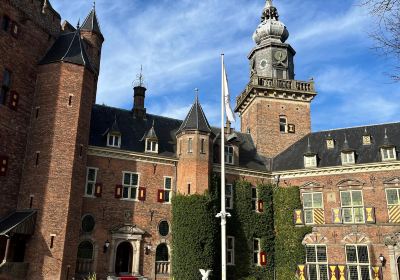 rozentuin van het 13de eeuwse Kasteel Nijenrode