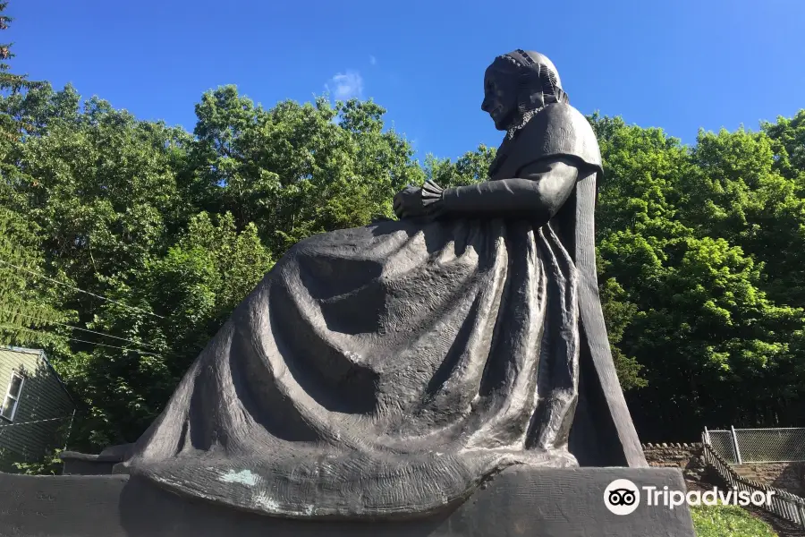 Whistler's Mother Statue