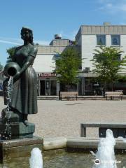 Statyn ''Kvinnan Vid Brunnen''