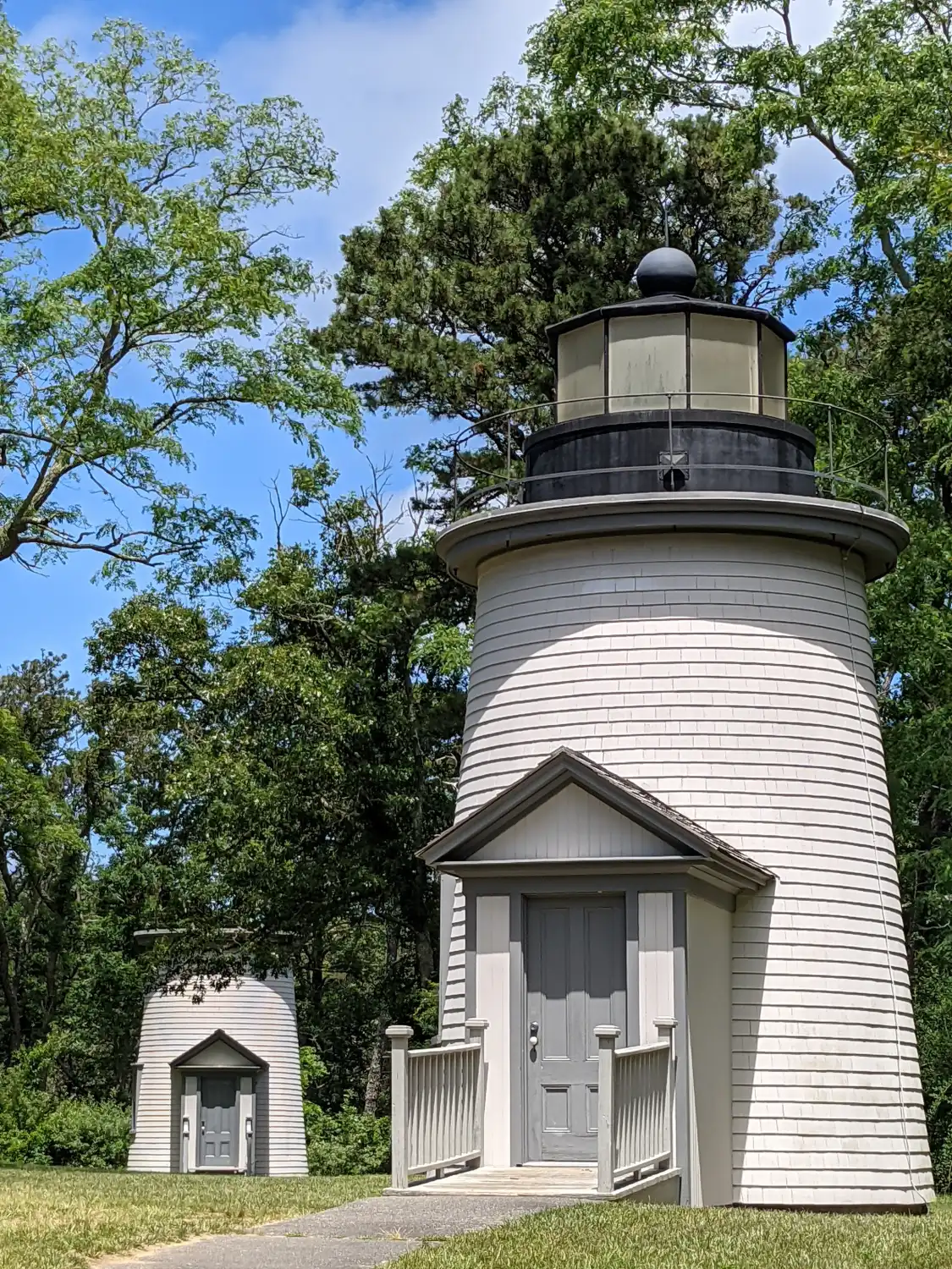 Hotels near Three Sisters Lighthouses