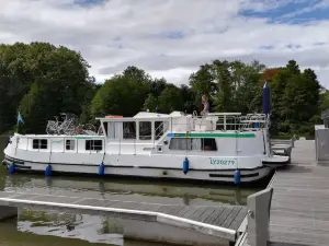 Locaboat Holidays Briare - Location bateau Canal de Briare & Loire