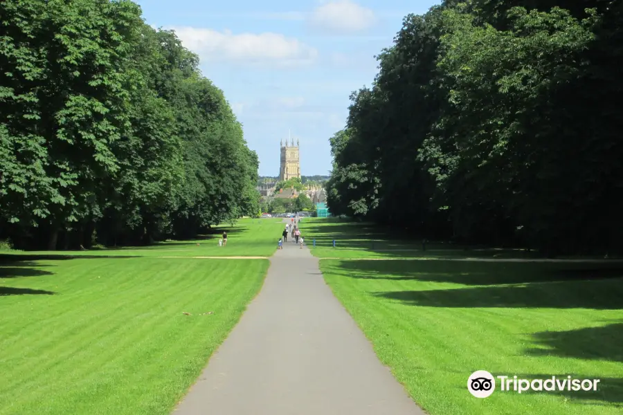 Cirencester Park - The Old Kennels Car Park