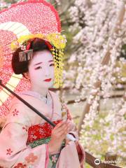 Geisha and Maiko Makeover Experience in Kyoto Gion Aya