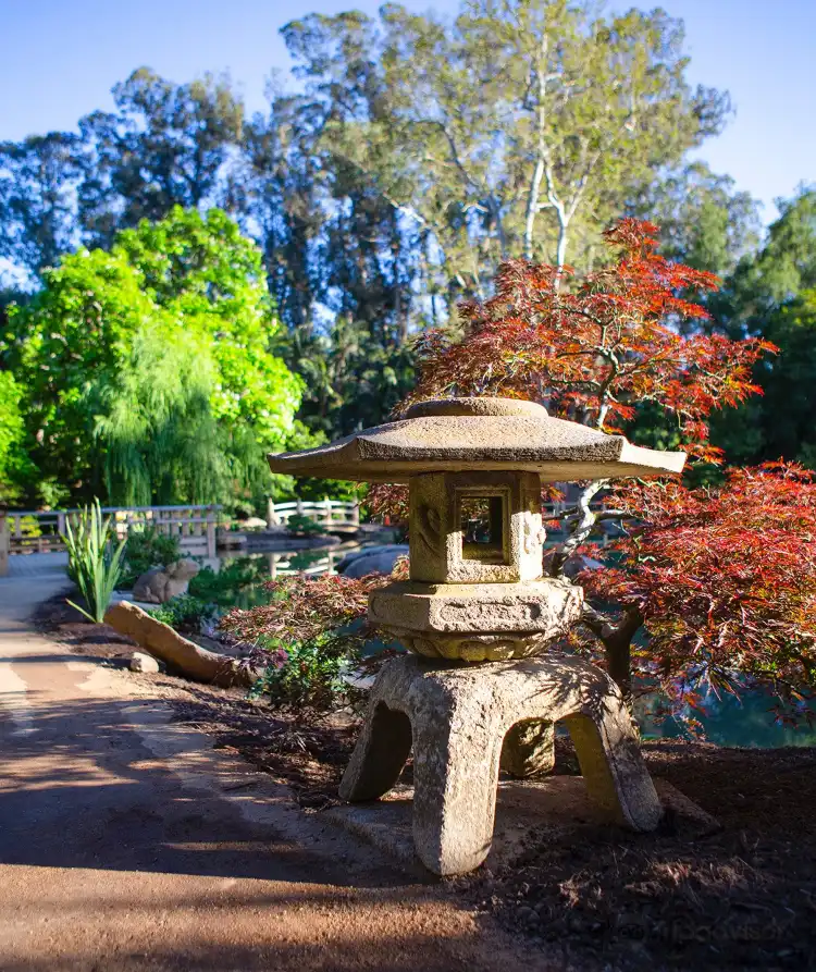 Hotels near Lotusland