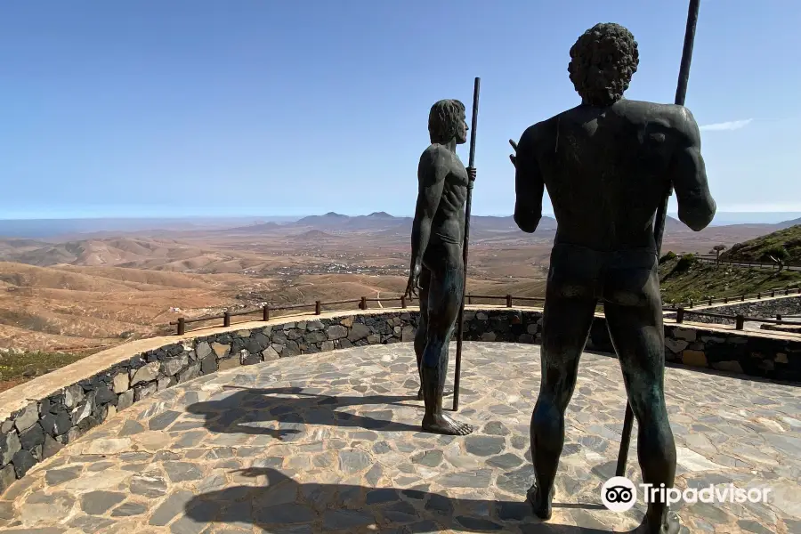 Morro Velosa Statues