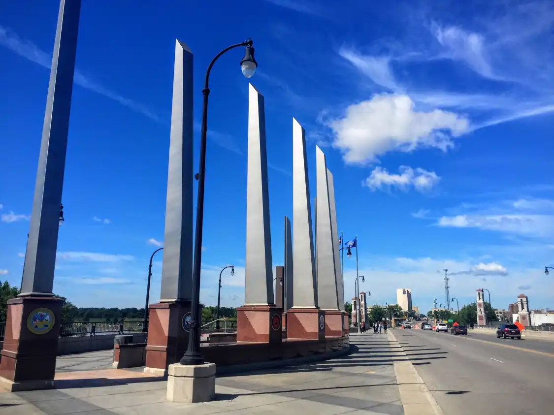 Hotels near Veterans Memorial Bridge