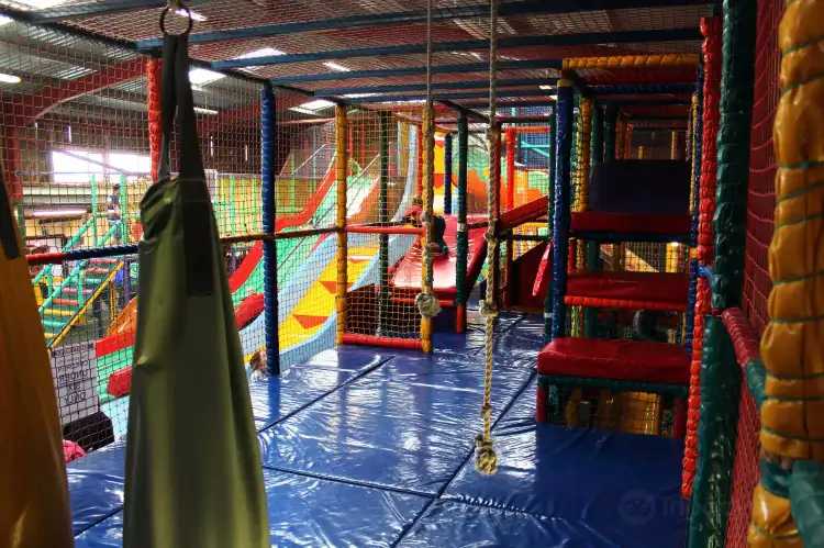 Hotels near Dolphin Caravan Park
