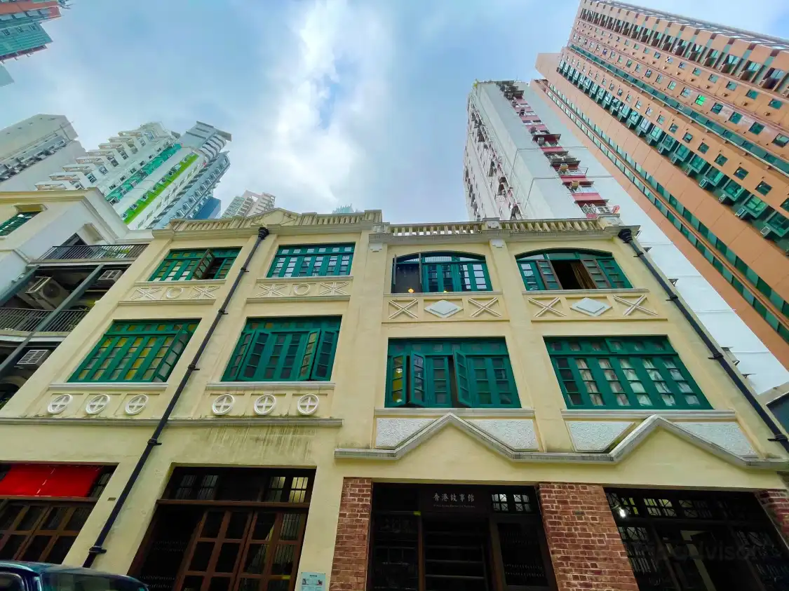 Hotels near Yellow House