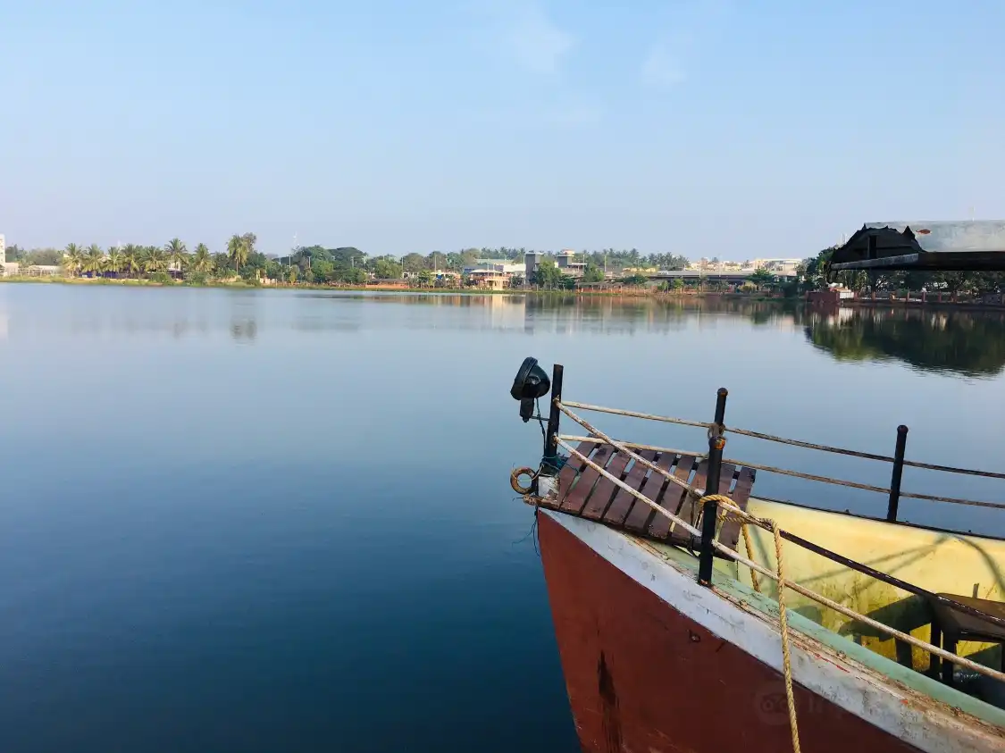 Hotels near Unakal Lake