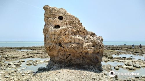 瀬長島の子宝岩