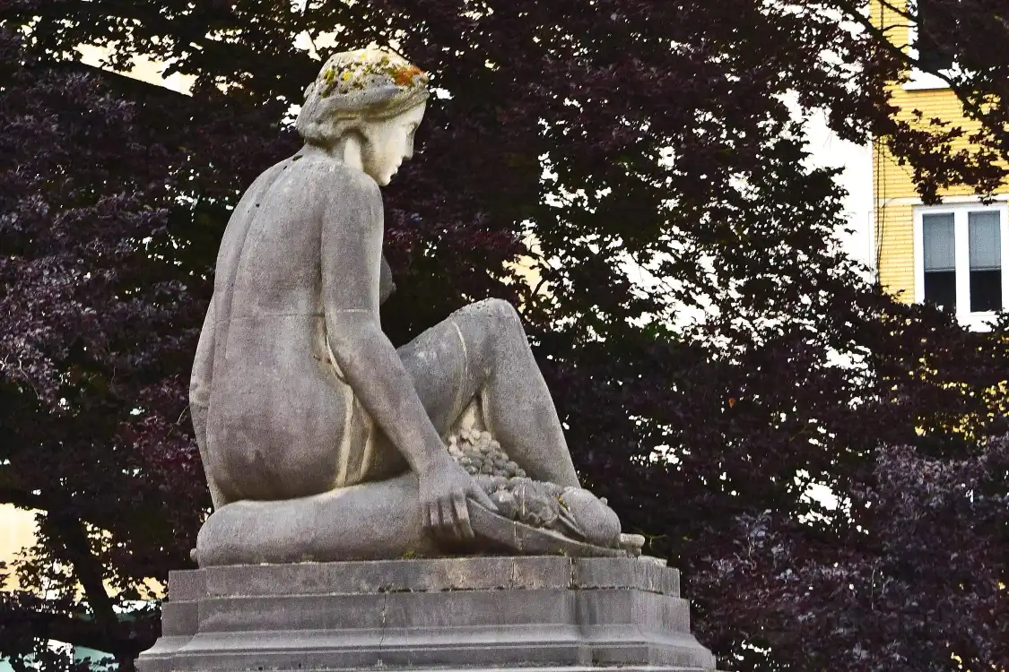 Hotels near The Four Seasons Sculptures