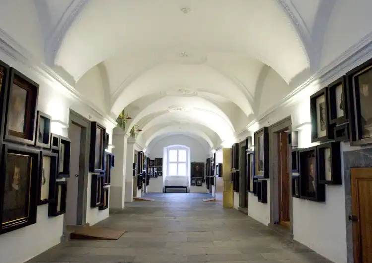 Hotels near Ratisches Museum