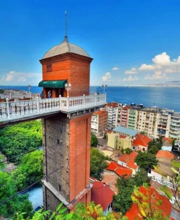 İzmir Historical Elevator Building