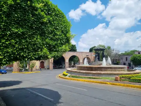 Hotels near Tarascas Fountain