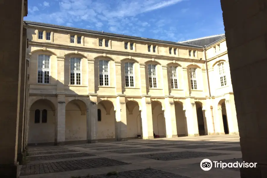 Cour Mably