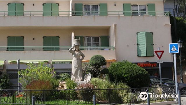 Statue la porteuse d'eau