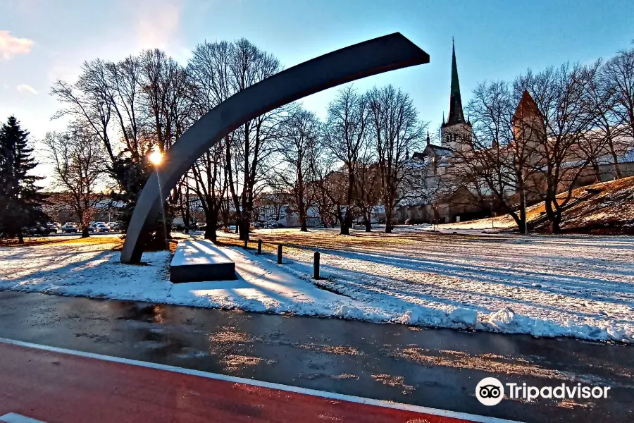 "The Broken Line" monument