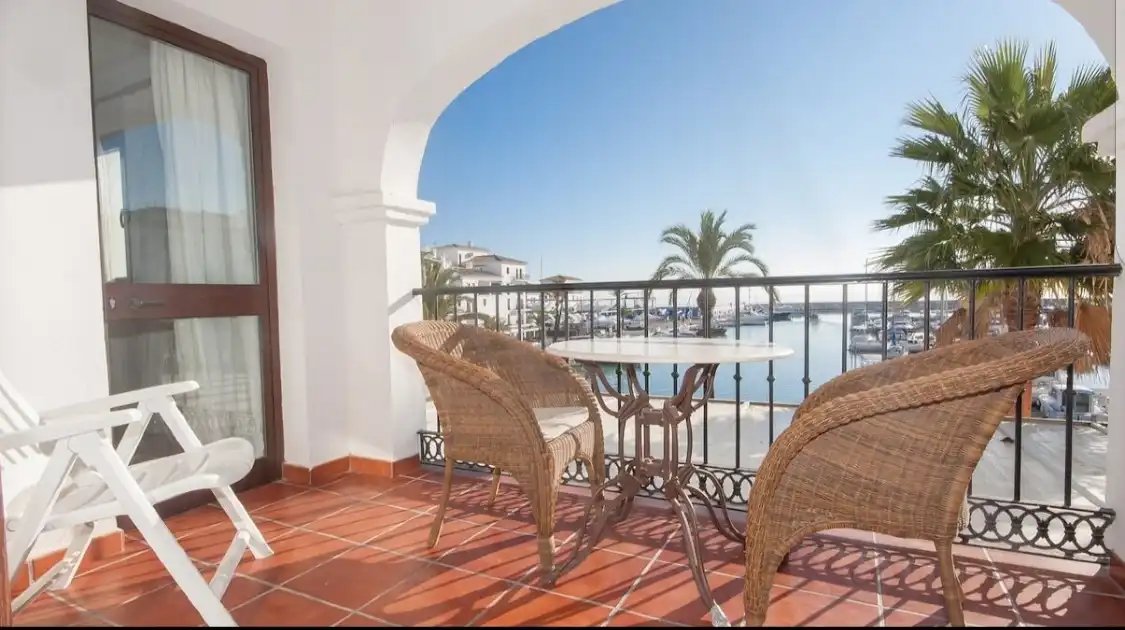 Hotels near Marina De La Duquesa