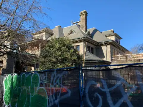 Hoteles cerca de The Mansion