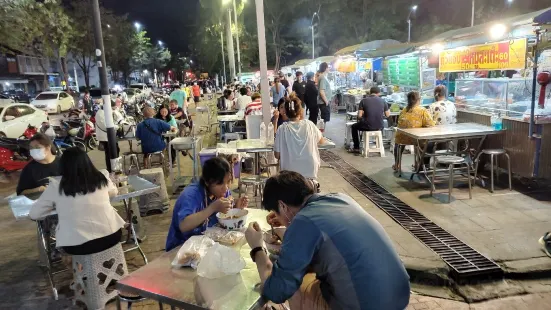 Thung Sri Muang Night Market