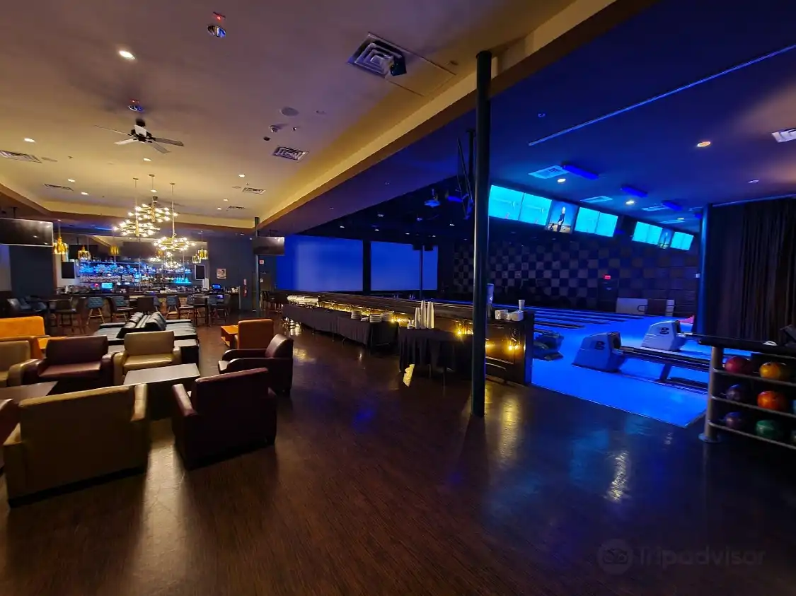Hotels near Shenaniganz Entertainment Center