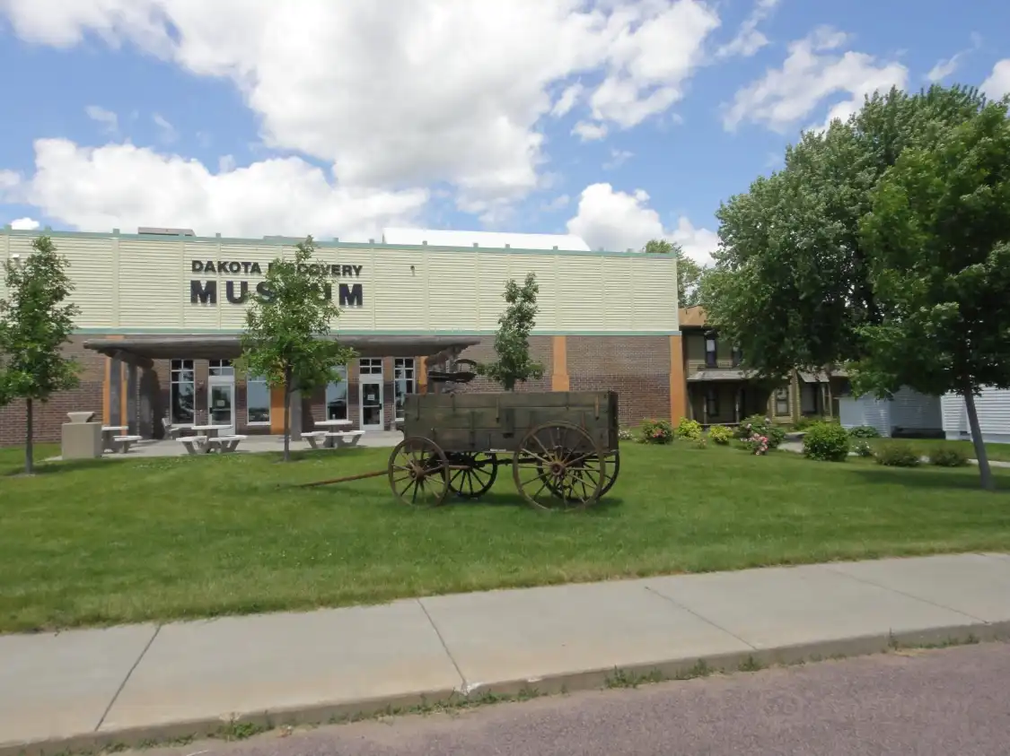 Dakota Discovery Museum附近的飯店