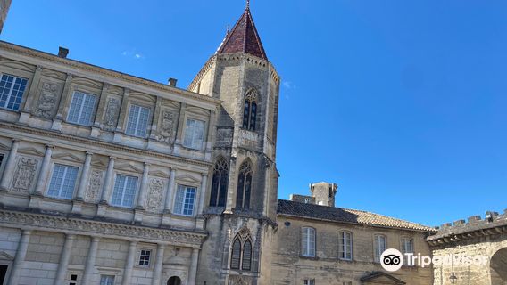 Uzes