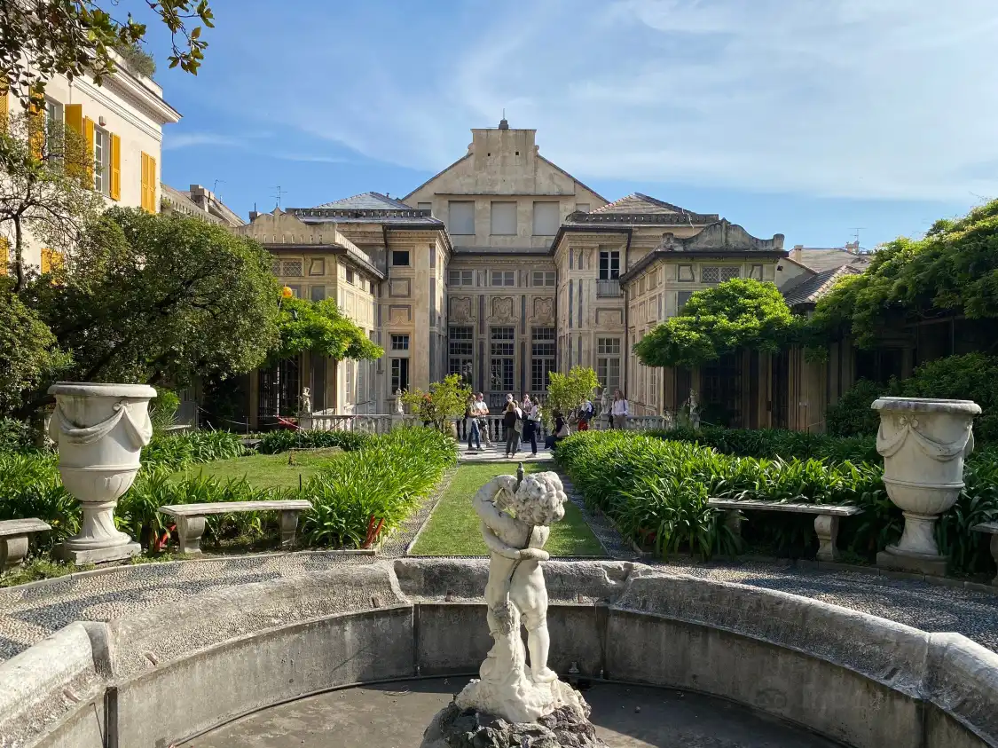 執政官宮附近的飯店