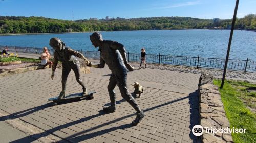 Sculpture of Skateboarders