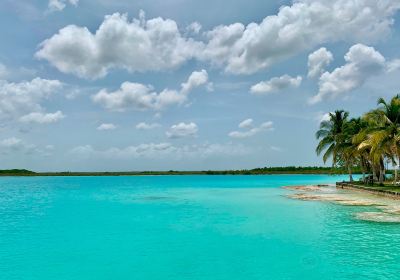 Lago Bacalar (Lake of the Seven Colors)