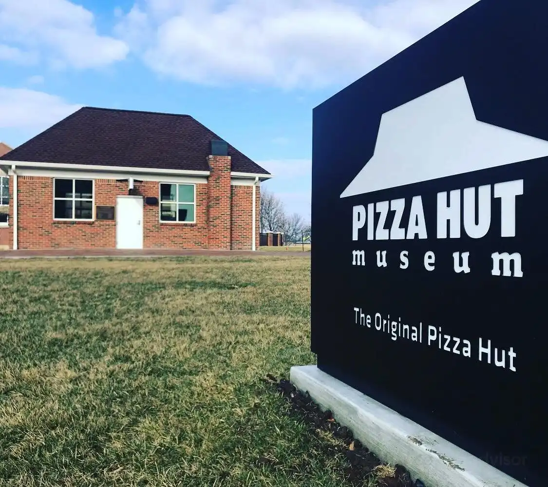 Отели рядом с достопримечательностью «The Original Pizza Hut»