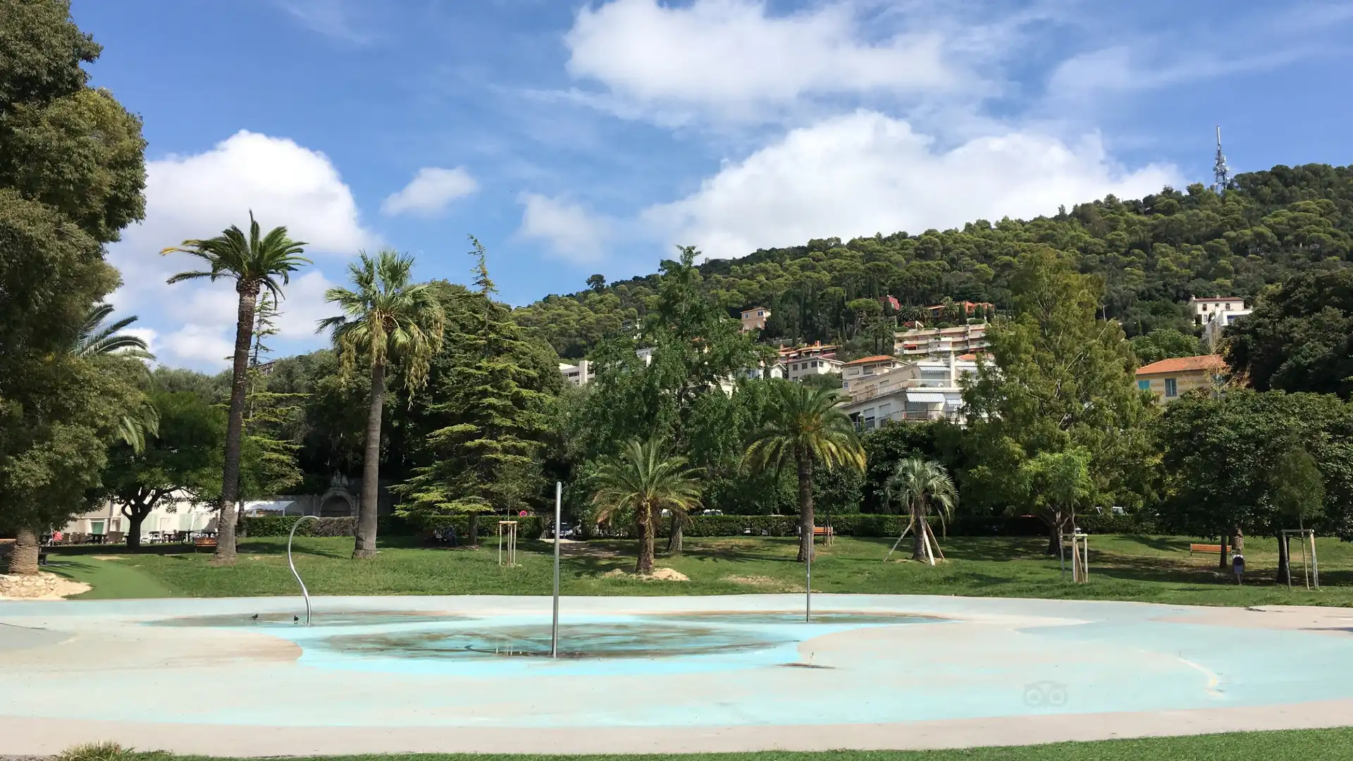 カステル・デ・デュー・ロワ公園周辺のホテル