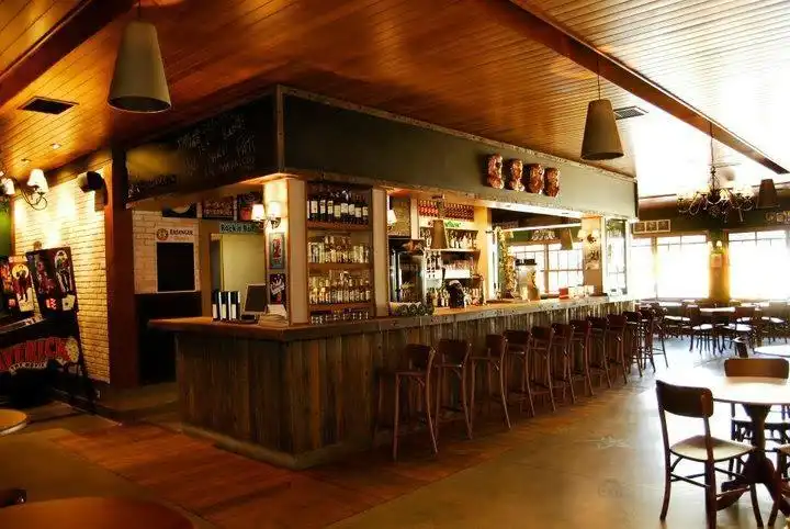 Hotels near Hooligans Bar and Restaurant