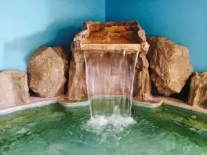 Surfari Joes Indoor wilderness water park