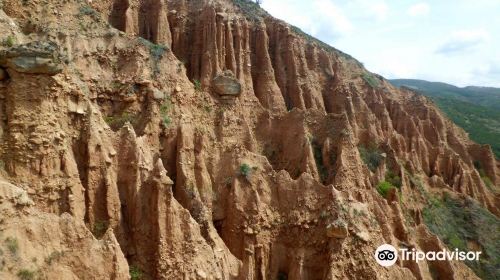 Stob Earth Pyramids - Trail entry