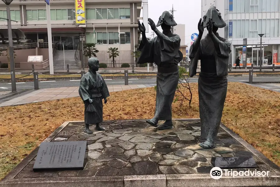 Statues at Fukuchiyamadori