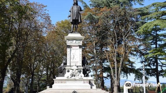 Monument to Raphael