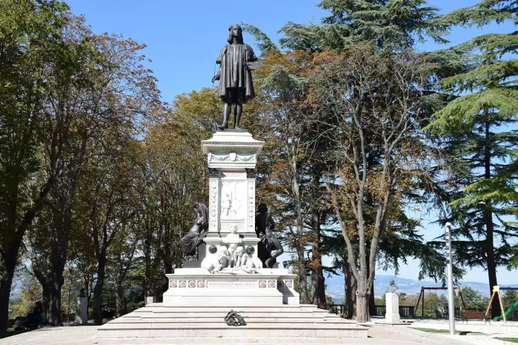 Hotels near Monument to Raphael