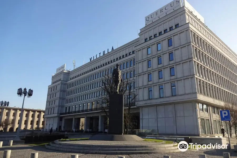 Statue of Charles de Gaulle