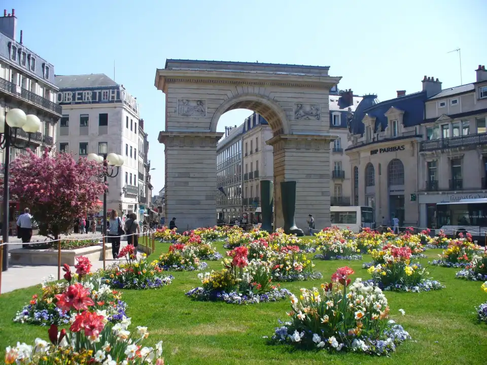3_Darcy square