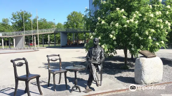 Statue of Peter Carl Faberge