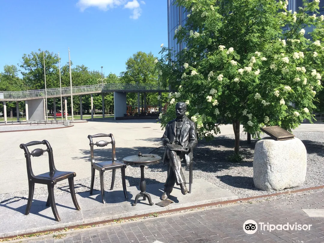 1_Statue of Peter Carl Faberge