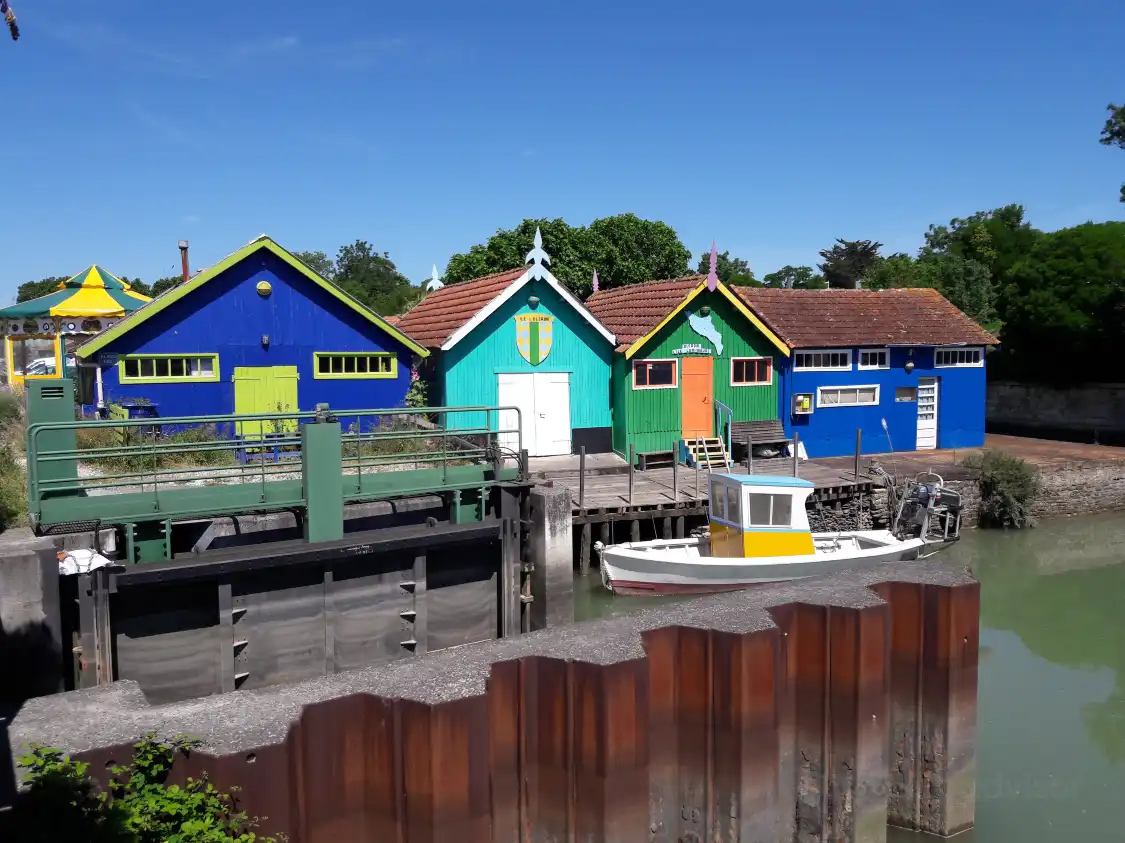 Hotels near Cabanes des Createurs
